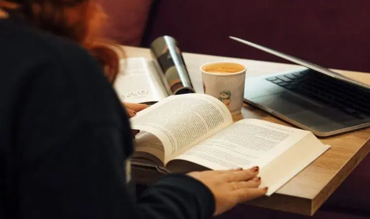 Roman Okumanın Bilimsel Olarak Kanıtlanmış Faydaları: Edebiyat Beyni Nasıl Güçlendiriyor? 70 Roman Okuma