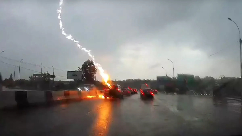 Yıldırım Hareket Halindeki Bir Otomobilin Üstüne Düşerse Ne Olur? 71 image 84