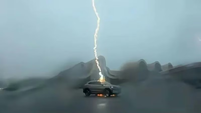 Yıldırım Hareket Halindeki Bir Otomobilin Üstüne Düşerse Ne Olur? 72 image 86